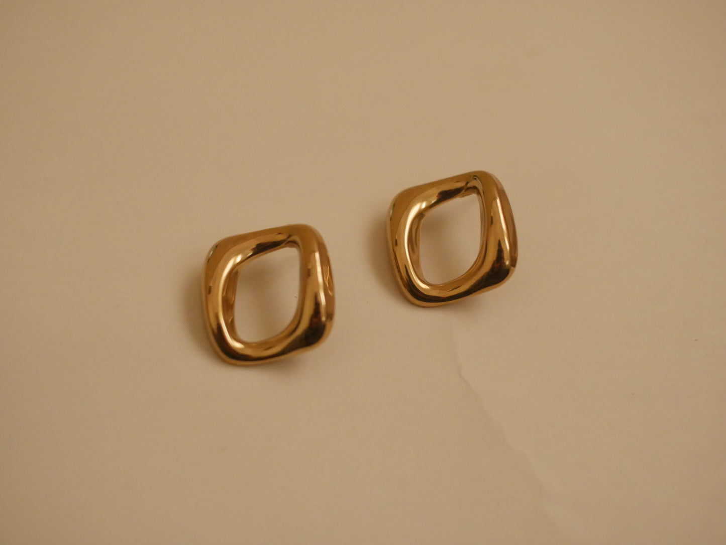 Boucles d’Oreilles Sculptées Dorées en Acier Inoxydable - LYDIA