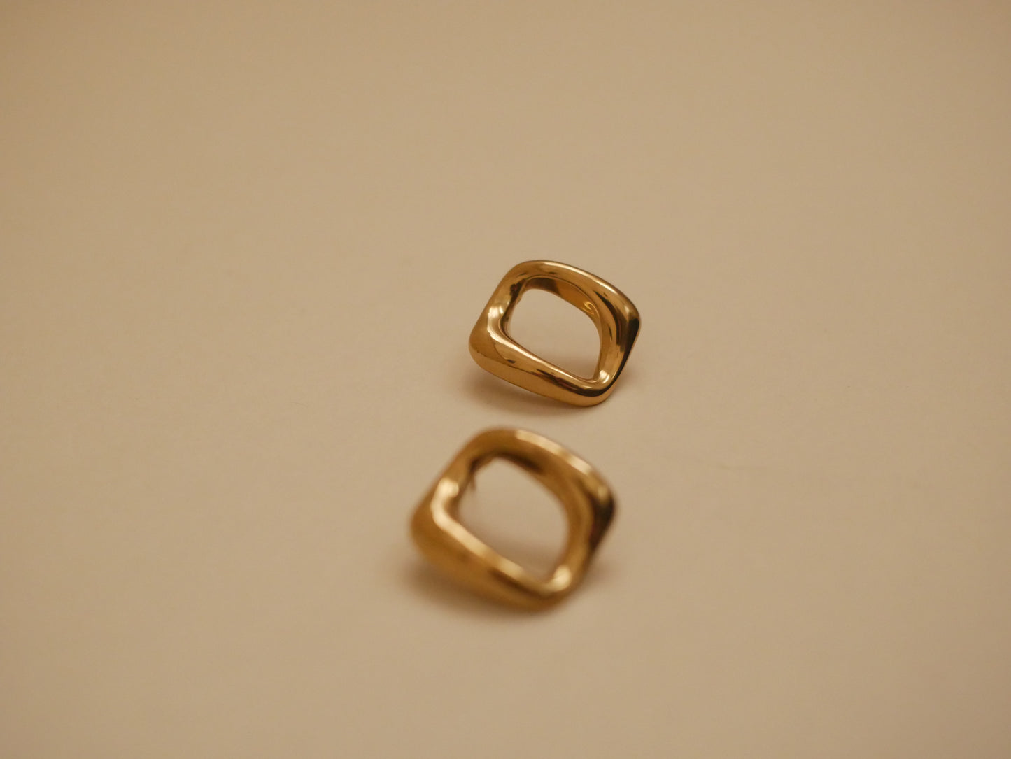 Boucles d’Oreilles Sculptées Dorées en Acier Inoxydable - LYDIA