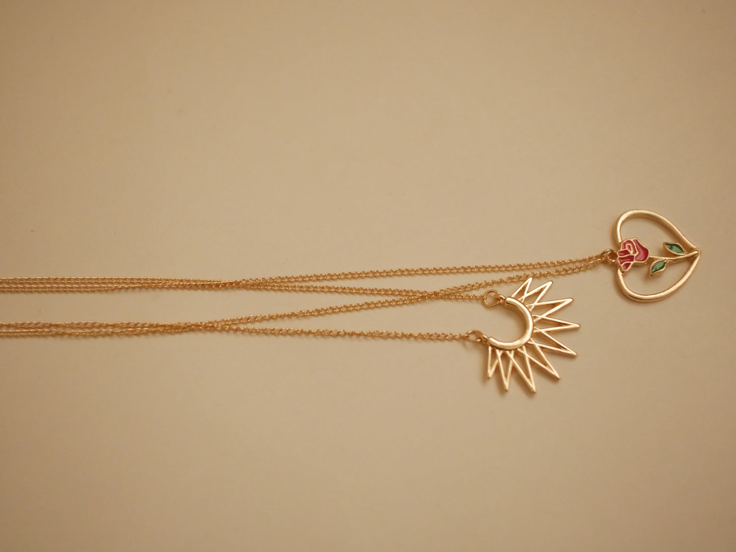 Collier Lune & Rose Doré en Acier Inoxydable – LYDIA